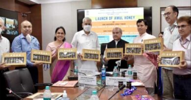 Union Minister Mr. Narendra Singh Tomar launches 'Amul Honey'