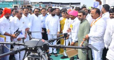 Maharashtra Chief Minister introduces Marut Drones AG365 to farmers of Buldhana
