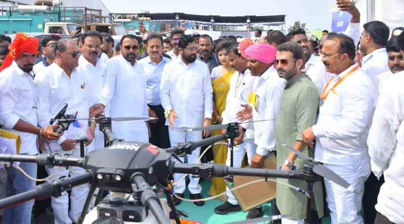 Maharashtra Chief Minister introduces Marut Drones AG365 to farmers of Buldhana