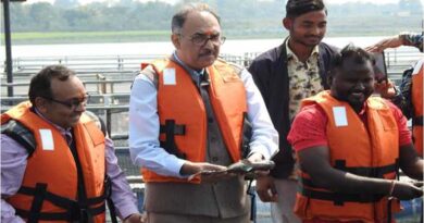 Cage cultivation of fishes giving 4 lakh profit; Secretary Fisheries visits farmers
